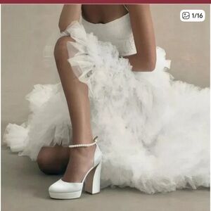 Badgley Mischka Felixa satin platform with  pearl ankle strap white shoe 9.5 NWT